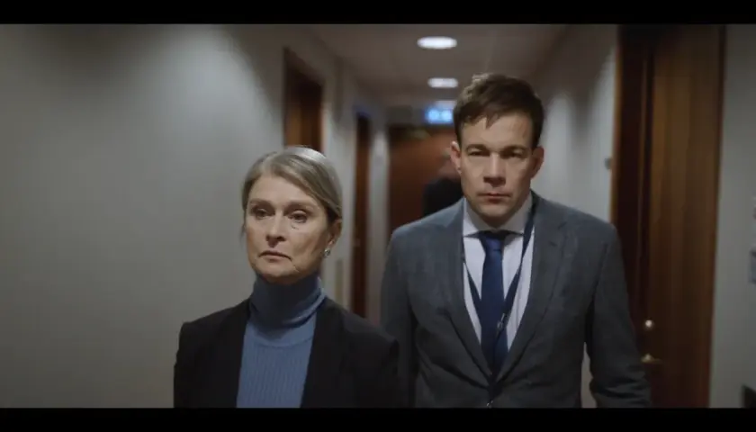 Malte Ekblom går med en kvinna i en korridor.