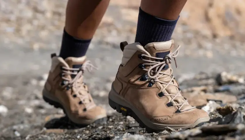 Wygodne buty trekkingowe na kamienistym szlaku. Czy buty trekkingowe powinny być większe? Odpowiedź znajdziesz w komforcie podczas wędrówki.