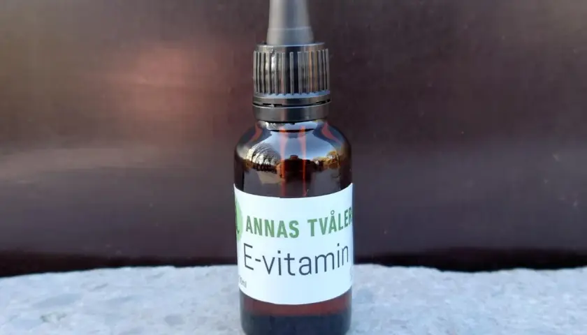 En brun glasflaska med pipett innehåller Annas Tvåler E-vitamin för huden.