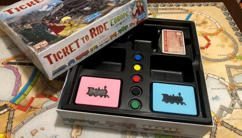Das Spiel "Ticket to Ride: Europa" mit seinen vielen Zug um Zug Spiel Varianten. Die Spielschachtel und das Spielbrett sind zu sehen.