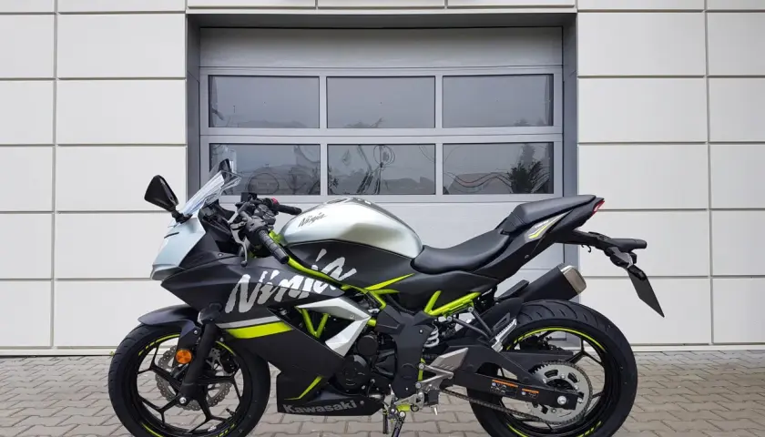 Czarny Kawasaki Ninja 125 z neonowo-zielonymi akcentami, gotowy do osiągnięcia swojej prędkości maksymalnej.
