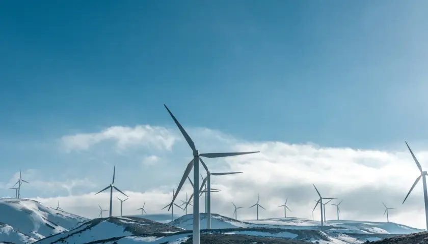 Ile prądu pobiera wiatrak? Sprawdź, jak oszczędzać na rachunkach za energię