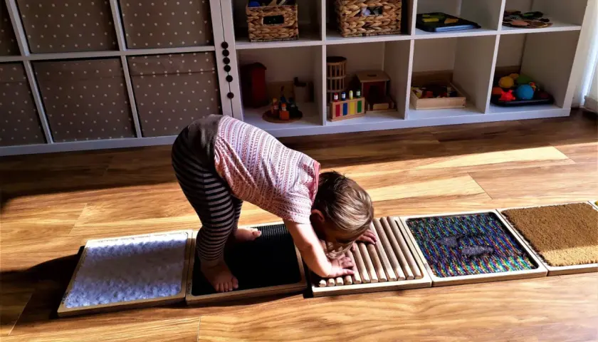 Ścieżka sensoryczna dla niemowląt: Proste DIY wspierające rozwój
