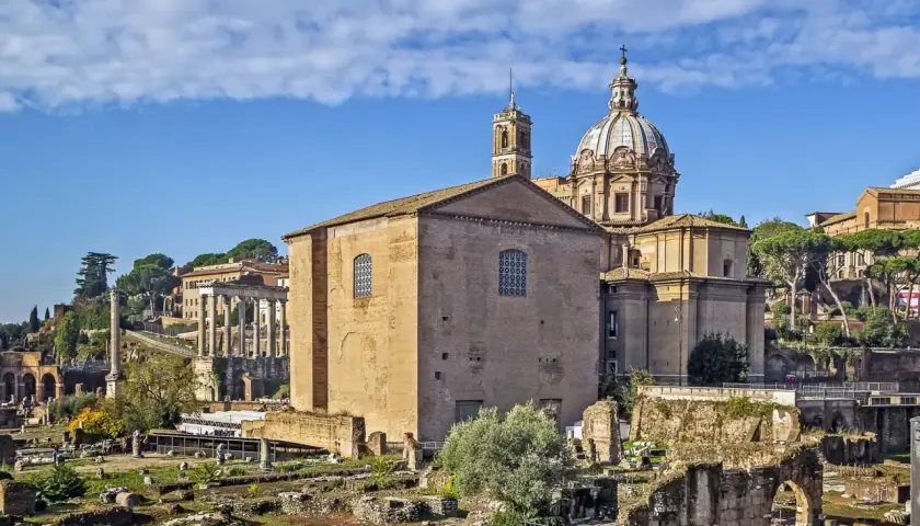 Antica Curia Julia nel Foro Romano, con la cupola di San Luca e Martina e rovine circostanti.