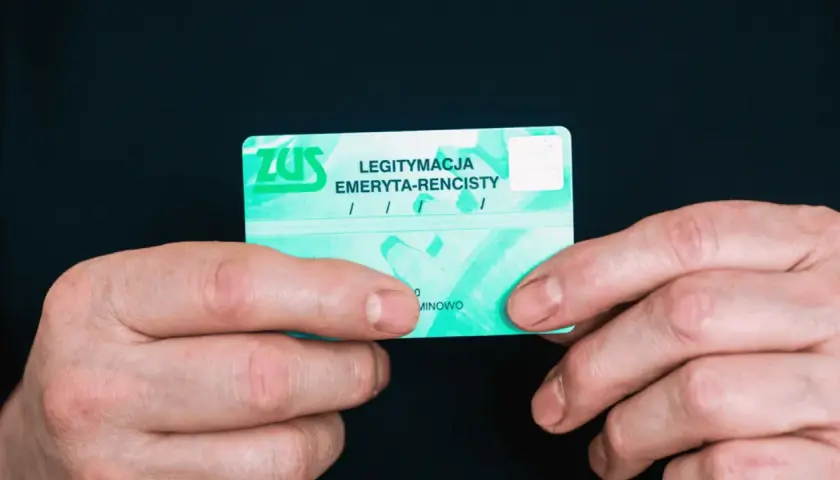 Zniżki PKP dla seniorów: Legitymacja ZUS to nie wszystko! Jakie dokumenty?