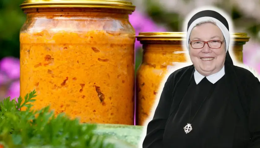 Słoiki z domowym, pomarańczowym **keczupem z cukinii siostry Anastazji**. Uśmiechnięta zakonnica w tle.