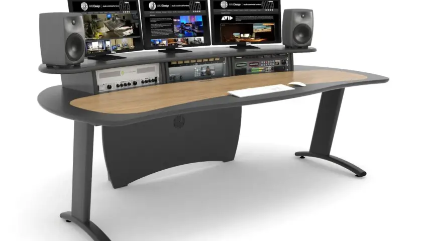 Ein moderner Schreibtisch mit drei Monitoren, Lautsprechern und Audiogeräten. Perfekt für ein Studio, um einen perfekten sound bridge zu schaffen.