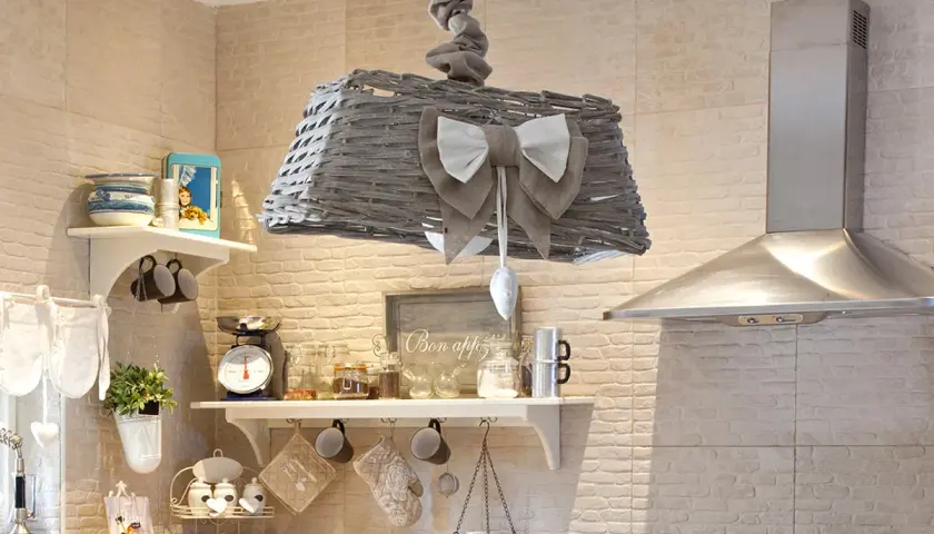 Lampadario fai da te shabby chic in vimini con fiocco, decorazioni in cucina.
