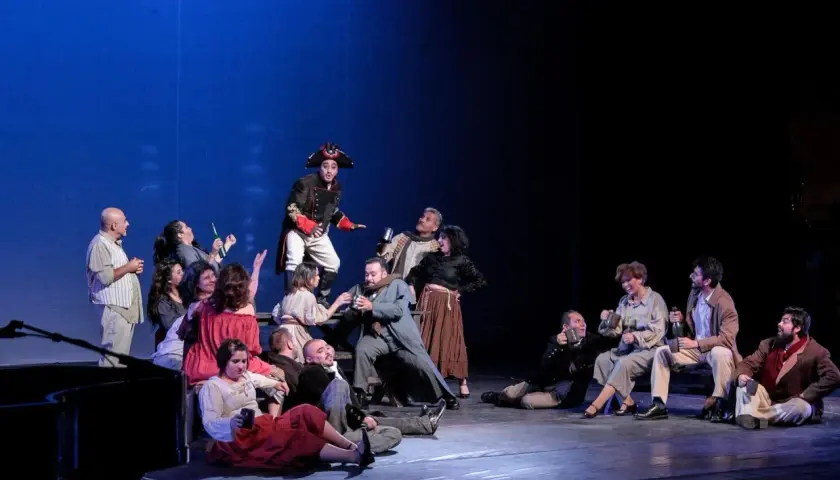 Scena teatralna z ludźmi w strojach historycznych. Zastanawiasz się, ile zarabia aktor w Polsce?