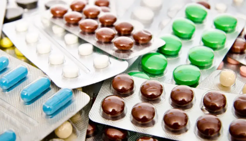 Varie pillole e capsule in blister. Antibiotico e integratori si possono prendere insieme, ma sempre consultando un medico.