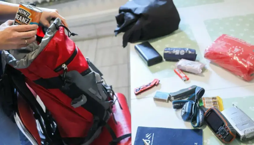 Przygotowanie plecaka na wypadek awarii samochodu: puszka fasolki, apteczka, latarka, GPS, scyzoryk i powerbank. EDC samochód.