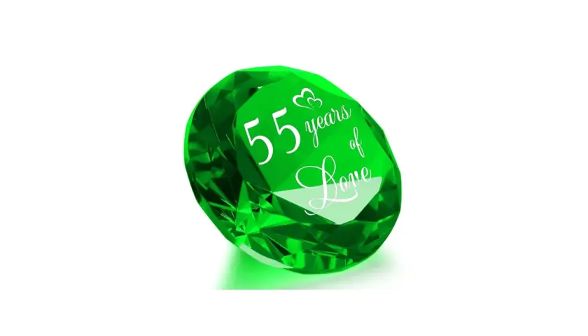 Szmaragd z napisem "55 years of Love" symbolizuje 55 rocznicę ślubu.