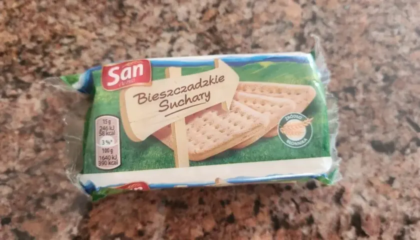 Opakowanie Bieszczadzkich Sucharów San. Etykieta informuje, że są źródłem błonnika, co sugeruje, że czy suchary bieszczadzkie są zdrowe.