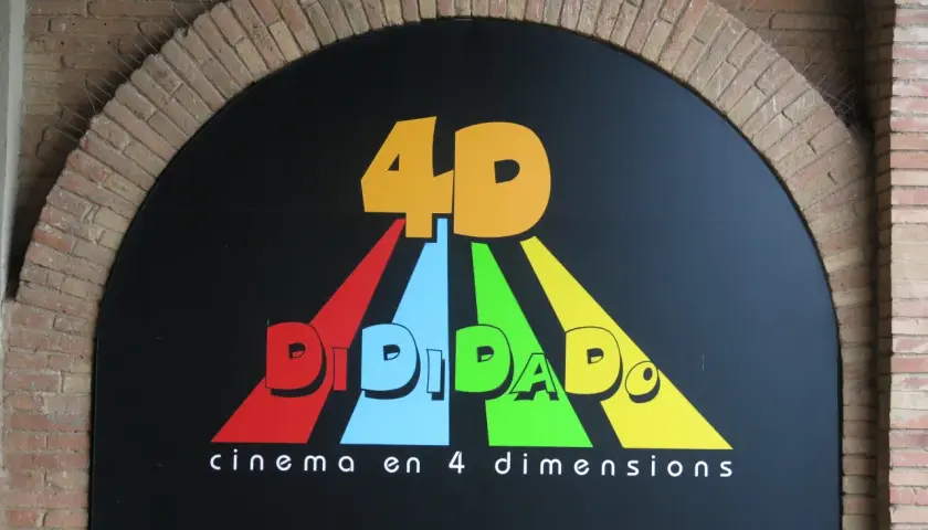 Logo "DIDIDADO" z napisem "cinema en 4 dimensions" pod łukiem z cegły. To właśnie co to jest 4DX – kino z dodatkowymi doznaniami.