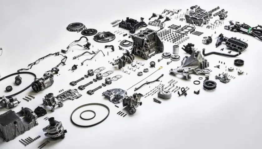 Rozłożony silnik ecoboost: blok, wał korbowy, tłoki, wtryskiwacze, turbosprężarka i inne części.