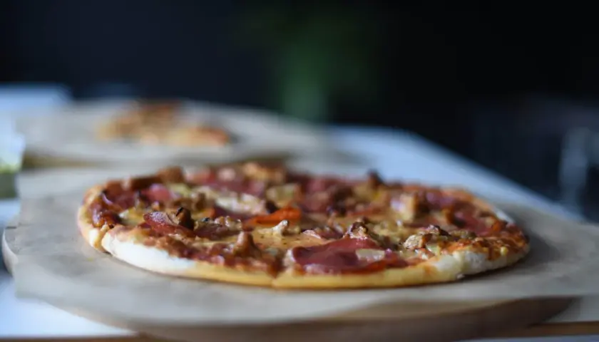 Pyszna pizza na papierze do pieczenia. Idealna na wieczór, gdy zastanawiasz się, czy można zamówić jedzenie do hotelu.