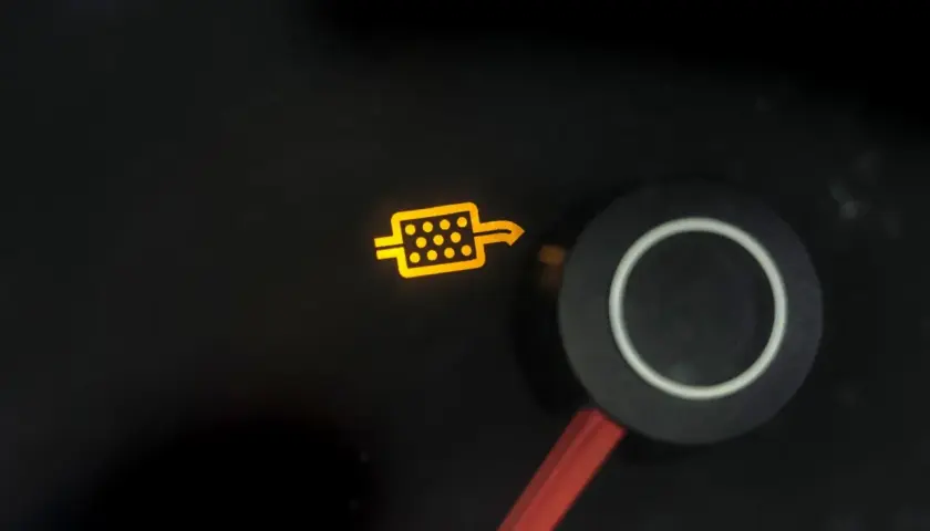 Żółta kontrolka dpf hyundai i40 świeci się, sygnalizując problem z filtrem cząstek stałych.