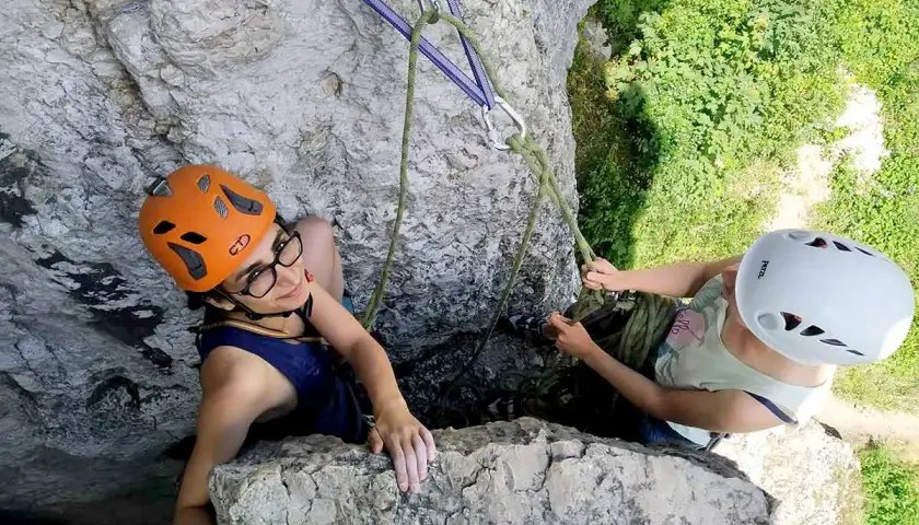 Dwie dziewczyny w kaskach wspinają się po skale na Jurze Krakowsko-Częstochowskiej. Wspaniała przygoda i emocje!