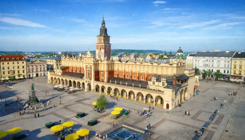 Sukiennice na Rynku Głównym w Krakowie. Warto poznać ciekawostki o Krakowie, spacerując po tym historycznym placu.