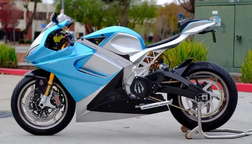 La motocicleta eléctrica Lightning LS-218, de color azul cielo y plata, luce un diseño futurista y deportivo.