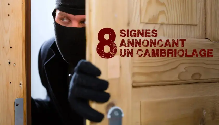 Un cambrioleur masqué, vêtu de noir, jette un regard furtif par une porte entrouverte. Le texte "8 signes annonçant un cambriolage" est visible.