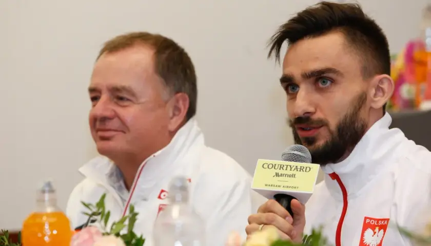 Zbigniew Król, trener, z młodym sportowcem podczas konferencji prasowej.