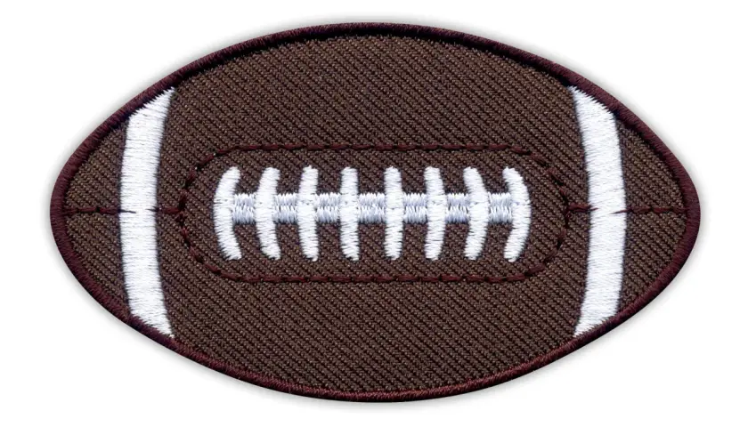 Naszywka z brązowej tkaniny w kształcie american football ball, z białymi szwami.
