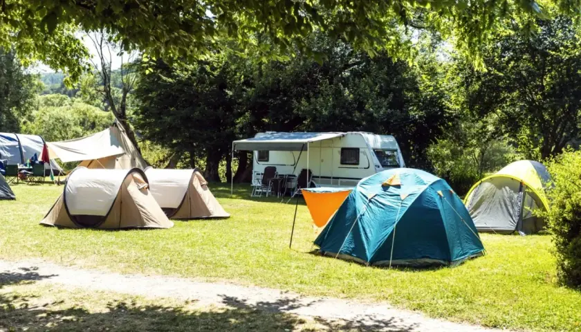 Gdzie pod namiot z dzieckiem? Najlepsze kempingi w Polsce dla rodzin