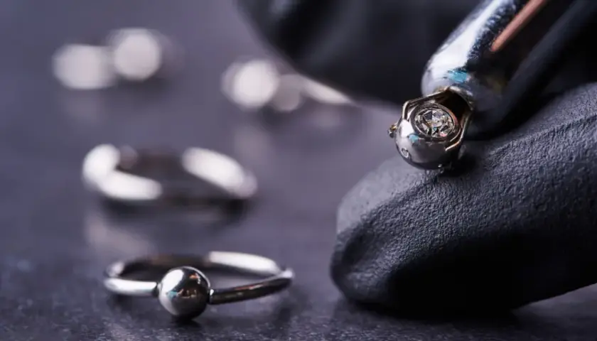 Co to jest piercing intymny? Fakty, które musisz znać przed decyzją