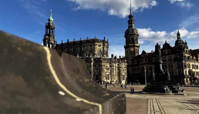 Der Wiener Platz in Dresden mit der Frauenkirche und dem Kulturpalast im Hintergrund.