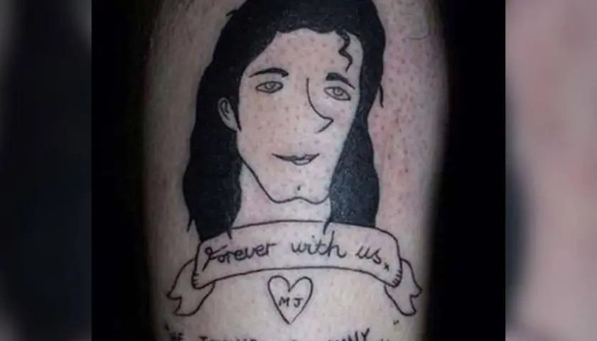 Nietypowy tatuaż portret Michaela Jacksona z napisem "Forever with us" i sercem z inicjałami MJ.