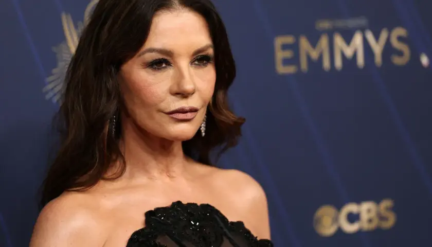 Catherine Zeta-Jones na gali Emmy. Aktorka, której catherine zeta-jones wiek dodaje uroku, prezentuje się olśniewająco w czarnej sukni.