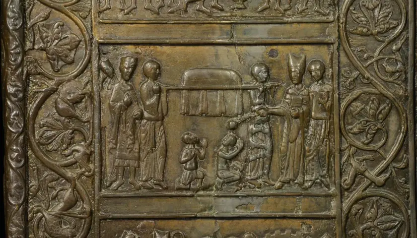 Fragment Drzwi Gnieźnieńskich: scena z postaciami w strojach historycznych i ornamentem roślinnym.