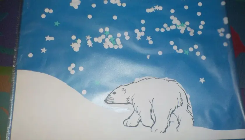 Niedźwiedź polarny na tle nocnego nieba z gwiazdami. Urocza praca plastyczna.