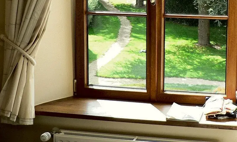 Drewniane parapety wewnętrzne: zalety, rodzaje i pielęgnacja