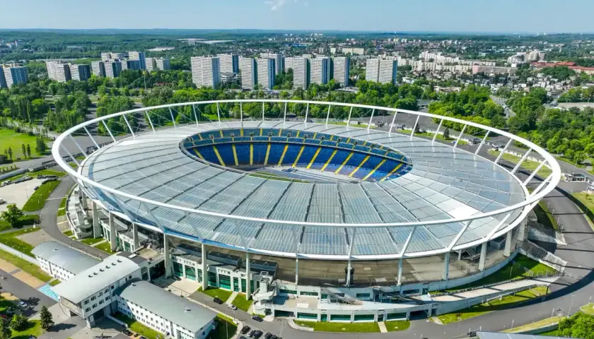 Stadion Śląski w Chorzowie, znany z imponującej pojemności, pomieści tysiące kibiców.