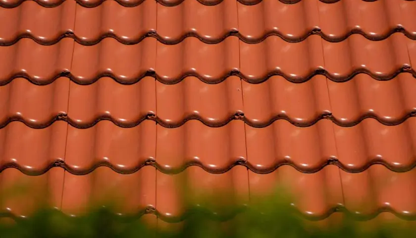 Czerwona dachówka ceramiczna, idealna na Twój dach. Sprawdź atrakcyjną dachówka ceramiczna cena za m2.