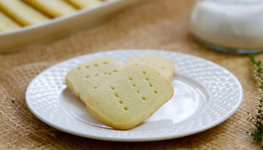 Pyszne ciasteczka shortbread, idealne do kawy. Prosty przepis na domowe wypieki.