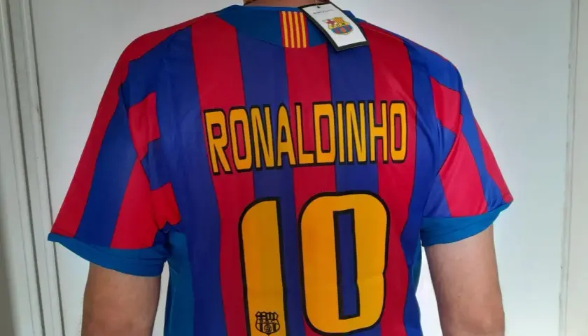 Koszulka FC Barcelona z nazwiskiem Ronaldinho i numerem 10. To ikoniczne numery pozycji na boisku piłki nożnej.