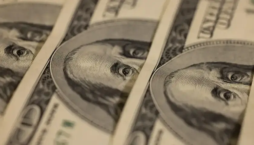 Stos banknotów 100-dolarowych. Zastanawiasz się, ile zarabia logistyk?