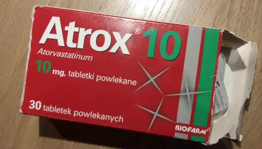 Opakowanie leku Atrox 10 mg, zawierające 30 tabletek powlekanych.