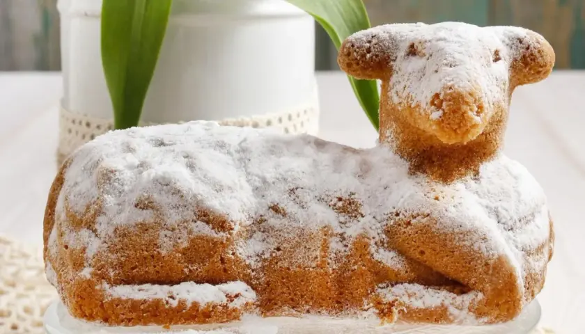 Ein süßer Osterlamm-Kuchen, mit Puderzucker bestäubt, symbolisiert die Bedeutung von Ostern und Neuanfang.