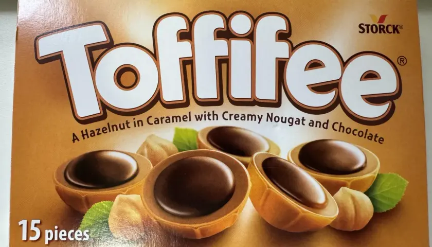 Pudełko Toffifee z orzechami laskowymi, karmelem i czekoladą.