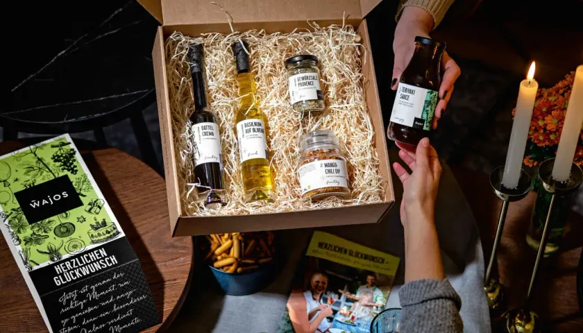 Ein liebevoll gepackter Geburtstagskorb mit Balsamico, Olivenöl, Gewürzen und Teriyaki-Sauce. Perfekt für Genießer!