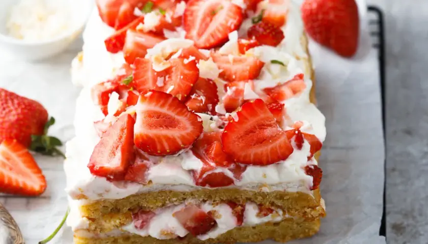 Ein saftiger Erdbeerkuchen, perfekt für jedes Erdbeerkuchen Rezept. Mit frischen Erdbeeren und viel Sahne belegt.
