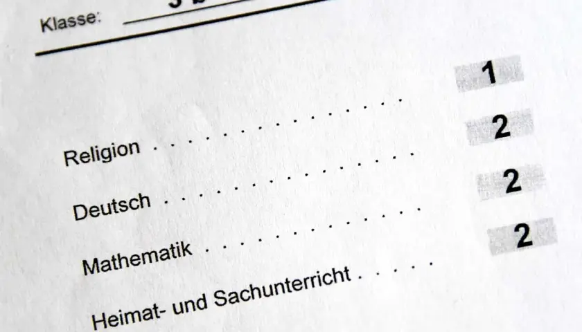 Zeugnisbemerkungen Bayern: Klasse 3b mit Noten für Religion (1), Deutsch (2), Mathematik (2) und Heimat- und Sachunterricht (2).