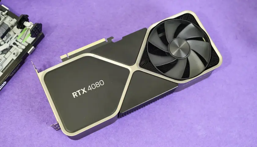 Tarjeta gráfica RTX 4080 con un ventilador grande, junto a un modelo de Lego de Star Wars.