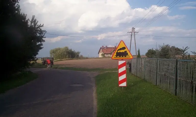 Znak przejazdu kolejowego bez zapór: zasady i bezpieczeństwo