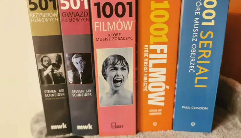Książki z serii "1001 filmów które trzeba obejrzeć" i "1001 seriali które musisz zobaczyć".