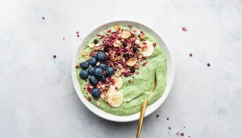 Grön smoothiebowl med blåbär, banan och granola. Perfekt för frukost tips!